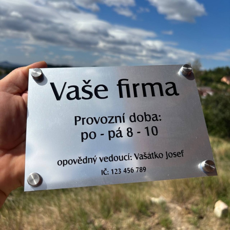Označení firmy A4, Stříbrný lesklý hliník, samolepka, nerezové distance