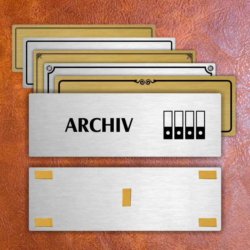 Archiv, stříbrná popiska na dveře