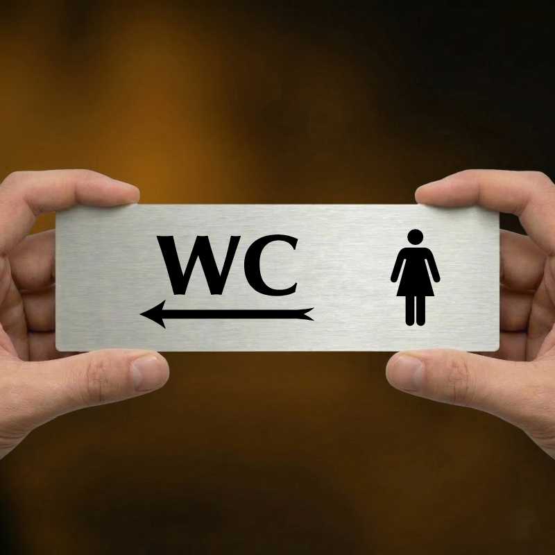 WC ženy vlevo, stříbrná popiska na dveře