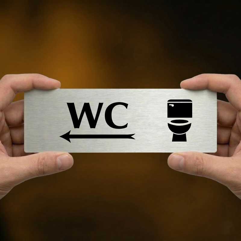 WC vlevo, 200x66mm, stříbrná popiska s okrasným rámečkem