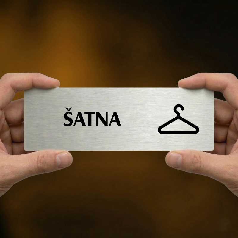 Šatna, 240x79mm, stříbrná popiska s okrasným rámečkem  