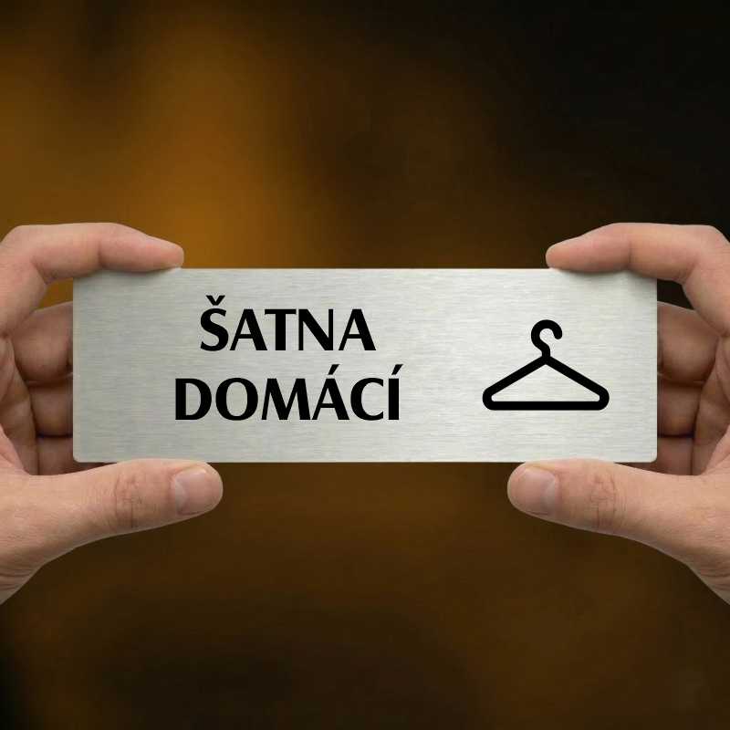 Šatna domácí, 240x79mm, zlatá popiska s ozdobou uprostřed