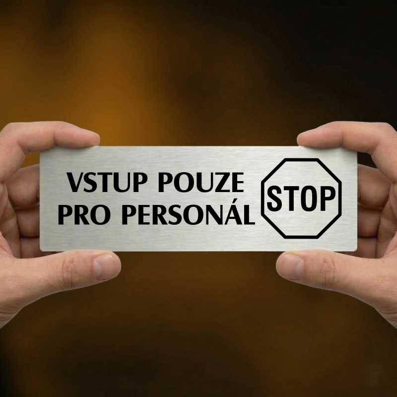 Vstup pro personál, 200x66mm, zlatá popiska 