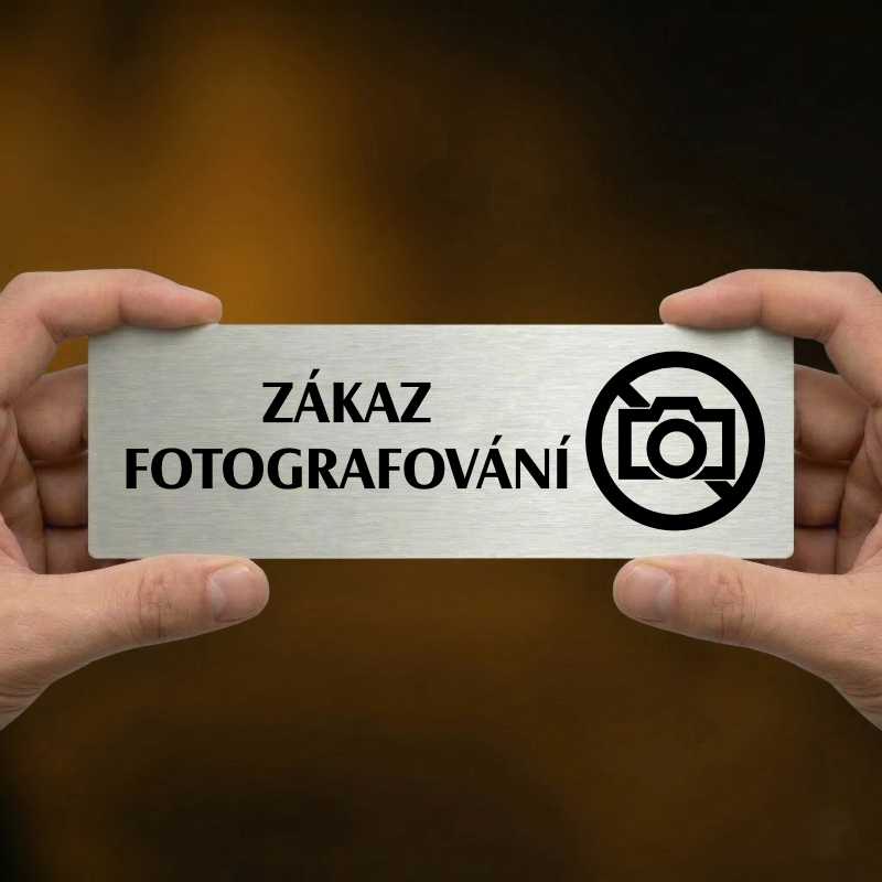 Zákaz fotografování, stříbrná popiska na dveře