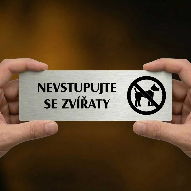 Nevstupujte se zvířaty, 240x79mm, zlatá popiska s okrasným rámečkem