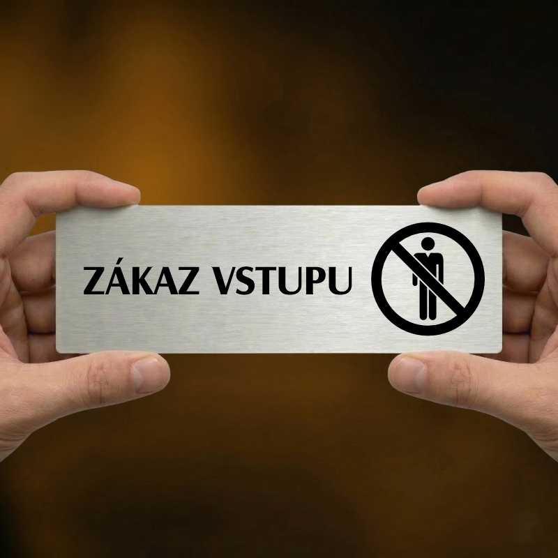 Zákaz vstupu, 240x79mm, stříbrná popiska s imitacemi šroubků
