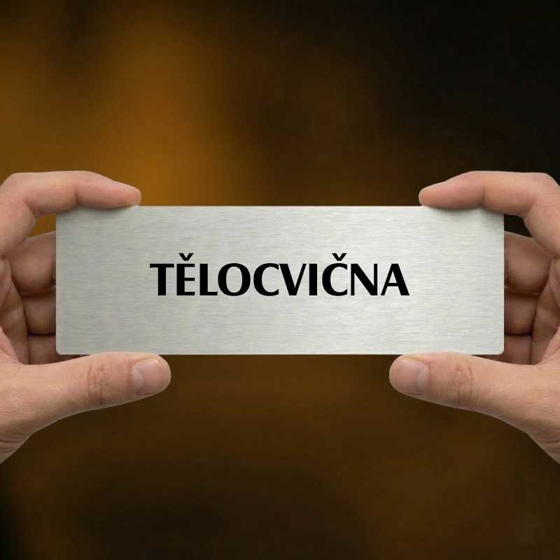 Tělocvična, 200x66mm, stříbrná popiska s imitacemi šroubků