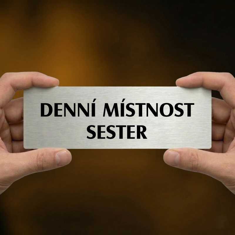 Denní místnost sester, stříbrná popiska na dveře