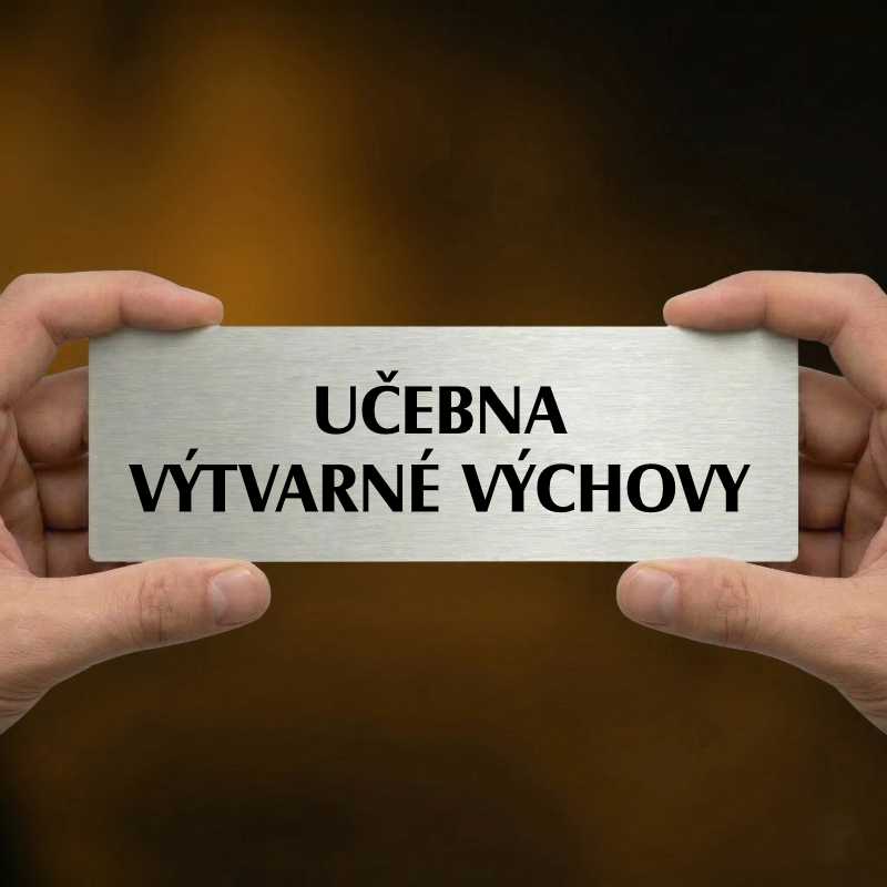 Učebna výtvarné výchovy, stříbrná popiska na dveře