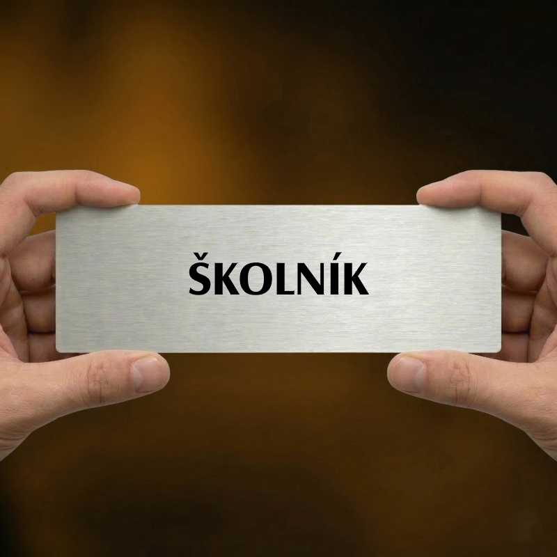 Školník, 240x79mm, stříbrná popiska s ozdobou uprostřed