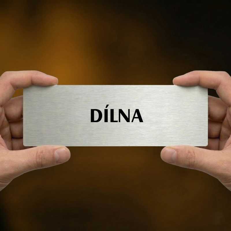 Dílna, stříbrná popiska na dveře