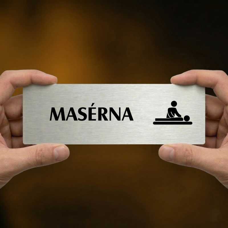 Masérna, stříbrná popiska na dveře
