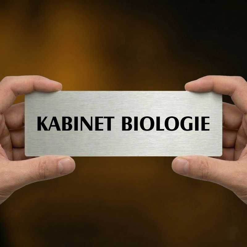 Kabinet biologie, 240x79mm, stříbrná popiska s okrasným rámečkem