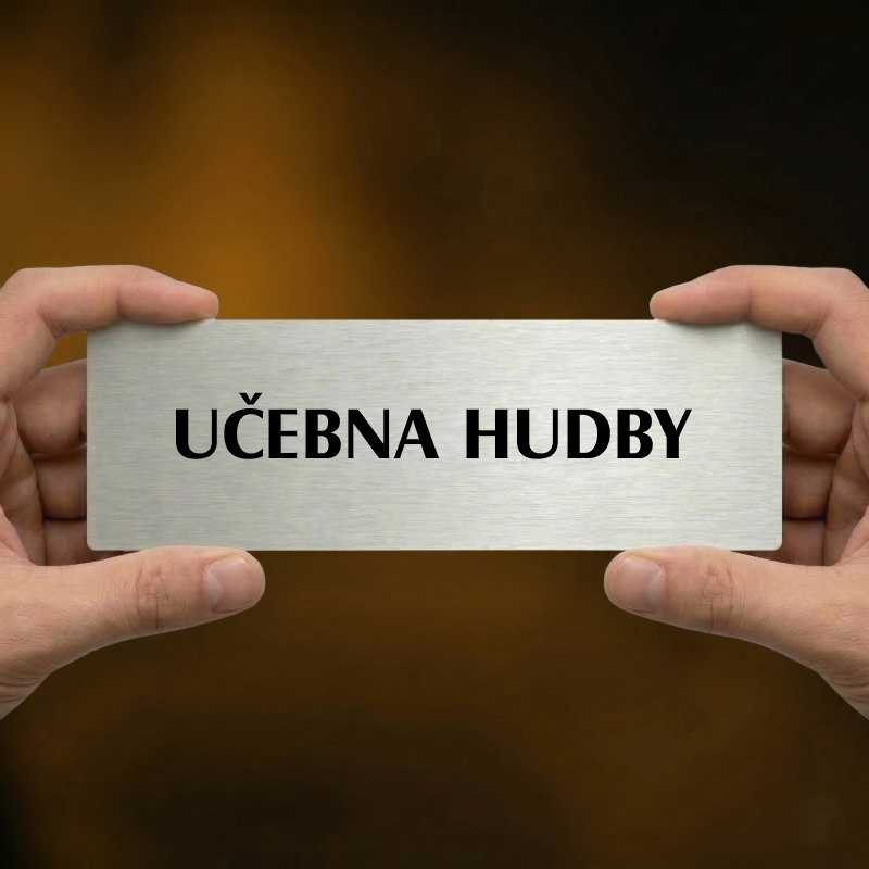 Učebna hudby, stříbrná popiska na dveře