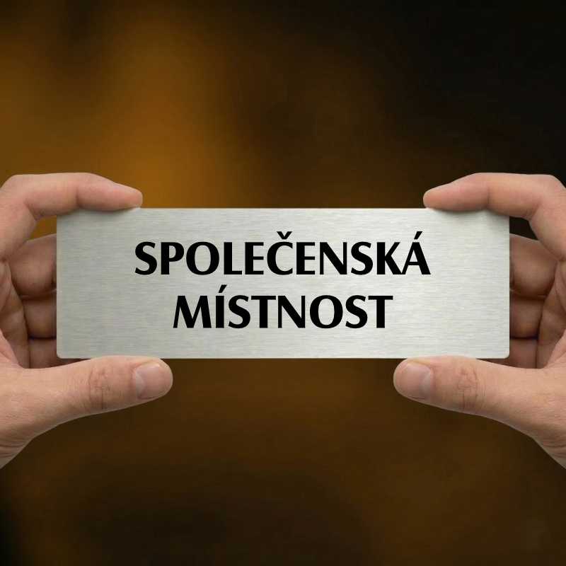 Společenská místnost, 240x79mm, stříbrná popiska s rámečkem