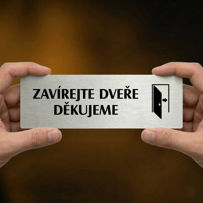 Zavírejte dveře, 240x79mm, zlatá popiska s ozdobou uprostřed