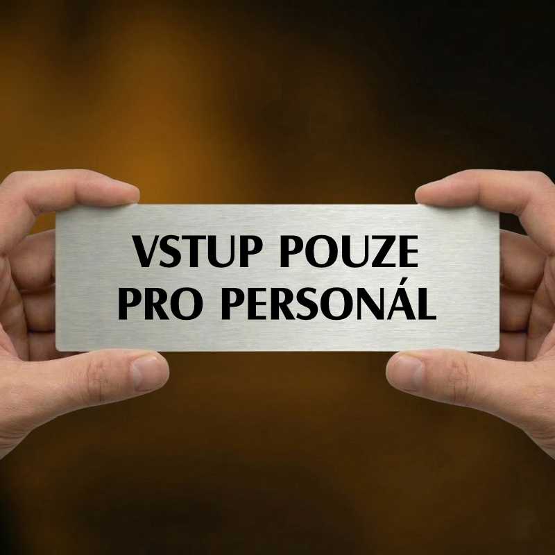Vstup pouze pro personál, 200x66mm, zlatá popiska 