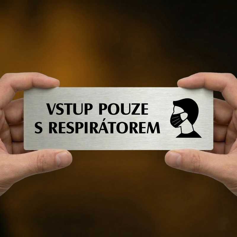 Vstup pouze s respirátorem, 240x79mm, stříbrná popiska s okrasným rámečkem
