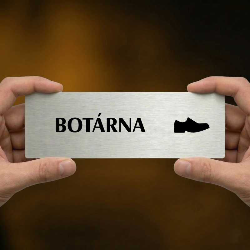 Botárna, stříbrná popiska na dveře