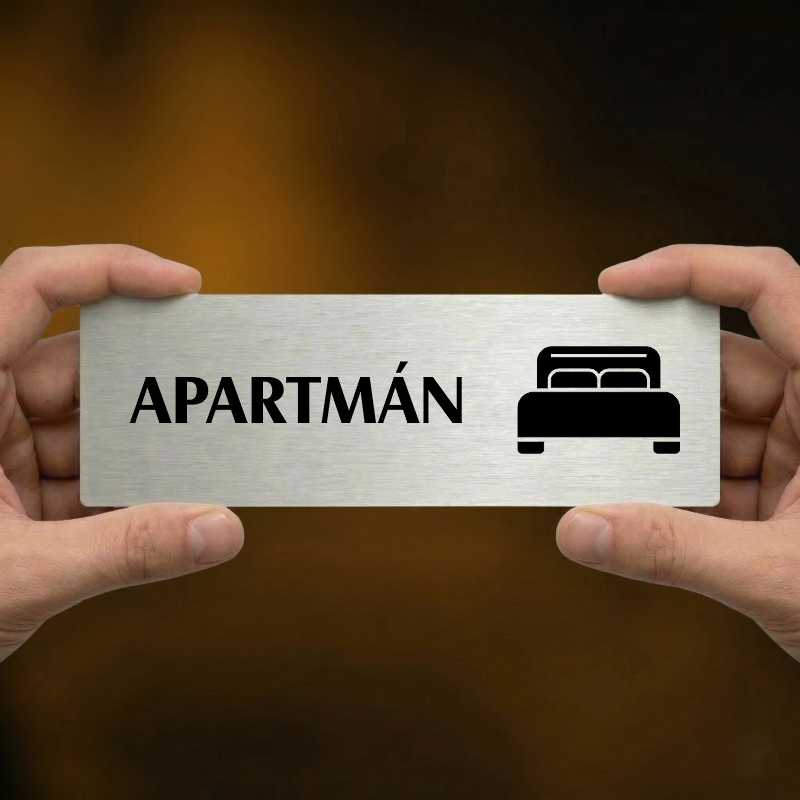 Apartmán, stříbrná popiska na dveře