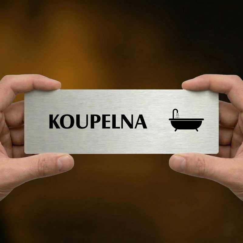 Koupelna, stříbrná popiska na dveře