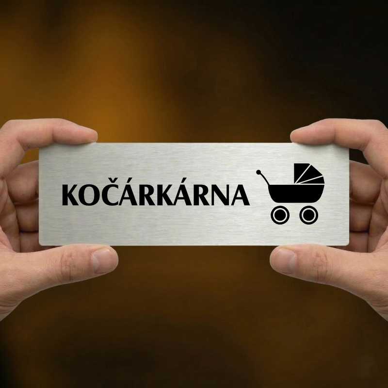 Kočárkárna, stříbrná popiska na dveře