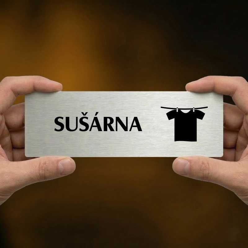 Sušárna, stříbrná popiska na dveře
