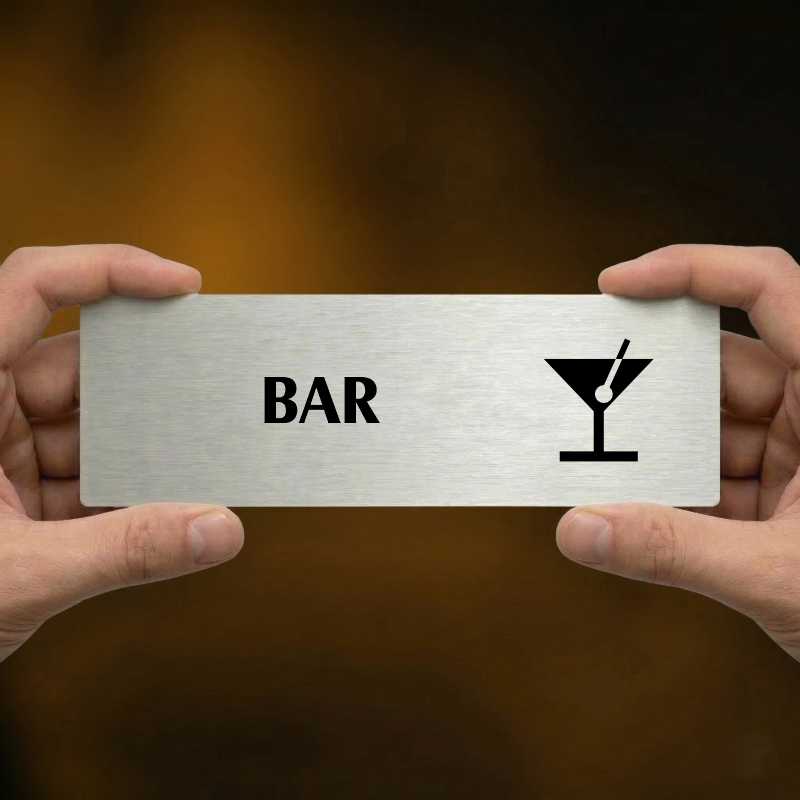 Bar, stříbrná popiska na dveře