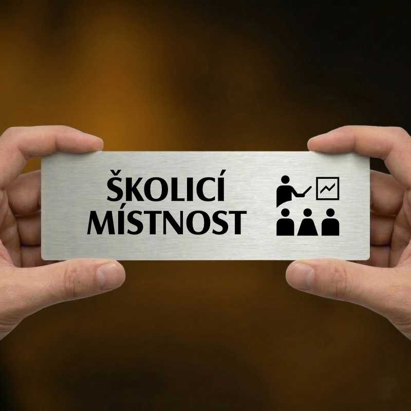 Školicí místnost, 240x79mm, stříbrná popiska 