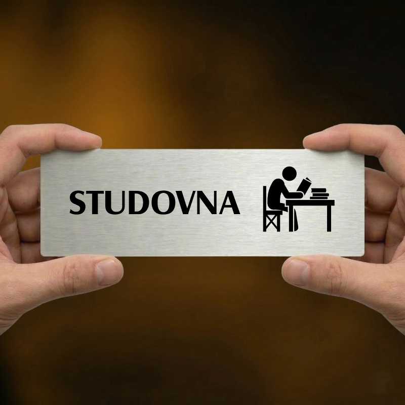 Studovna, stříbrná popiska na dveře