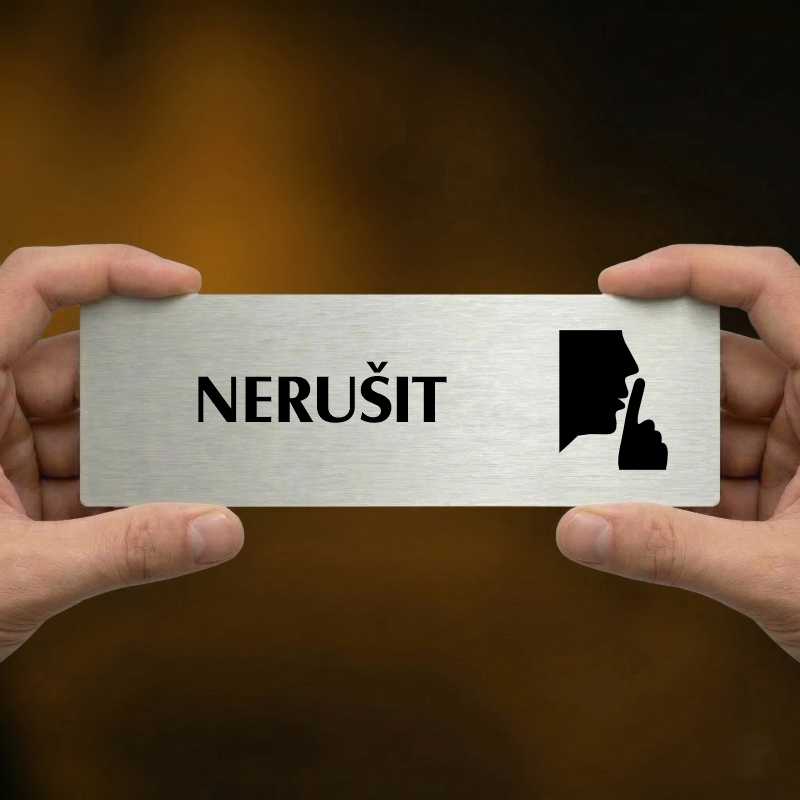 Nerušit, 240x79mm, stříbrná popiska 