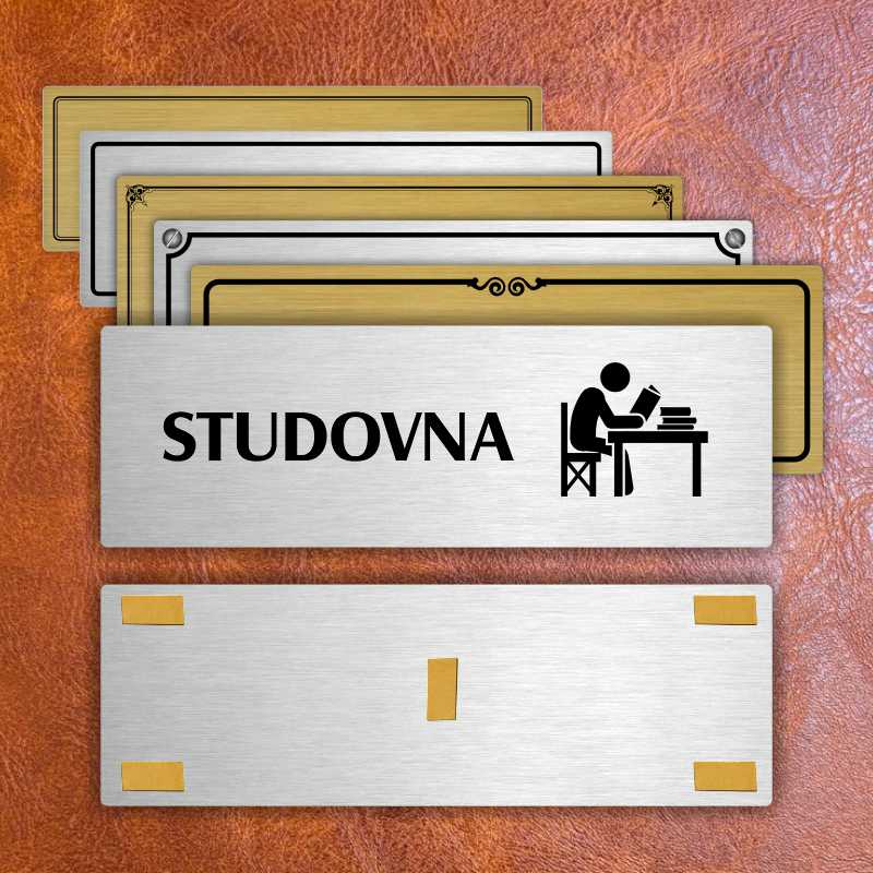 Studovna, stříbrná popiska na dveře