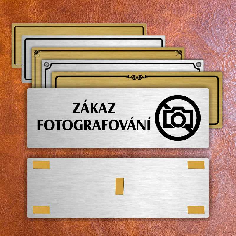 Zákaz fotografování, stříbrná popiska na dveře
