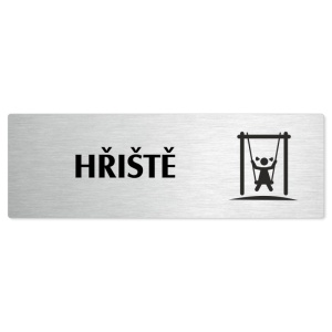 Hřiště, stříbrná popiska na dveře