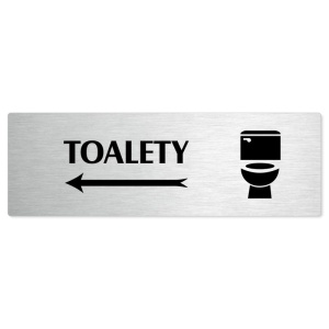 Toalety vlevo, stříbrná popiska na dveře