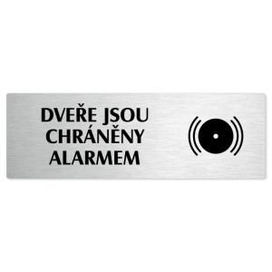 Dveře pod alarmem, stříbrná popiska na dveře