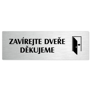 Zavírejte dveře, stříbrná popiska na dveře