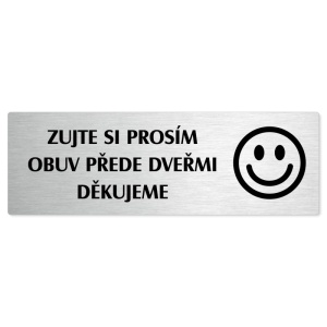 Zujte se, stříbrná popiska na dveře